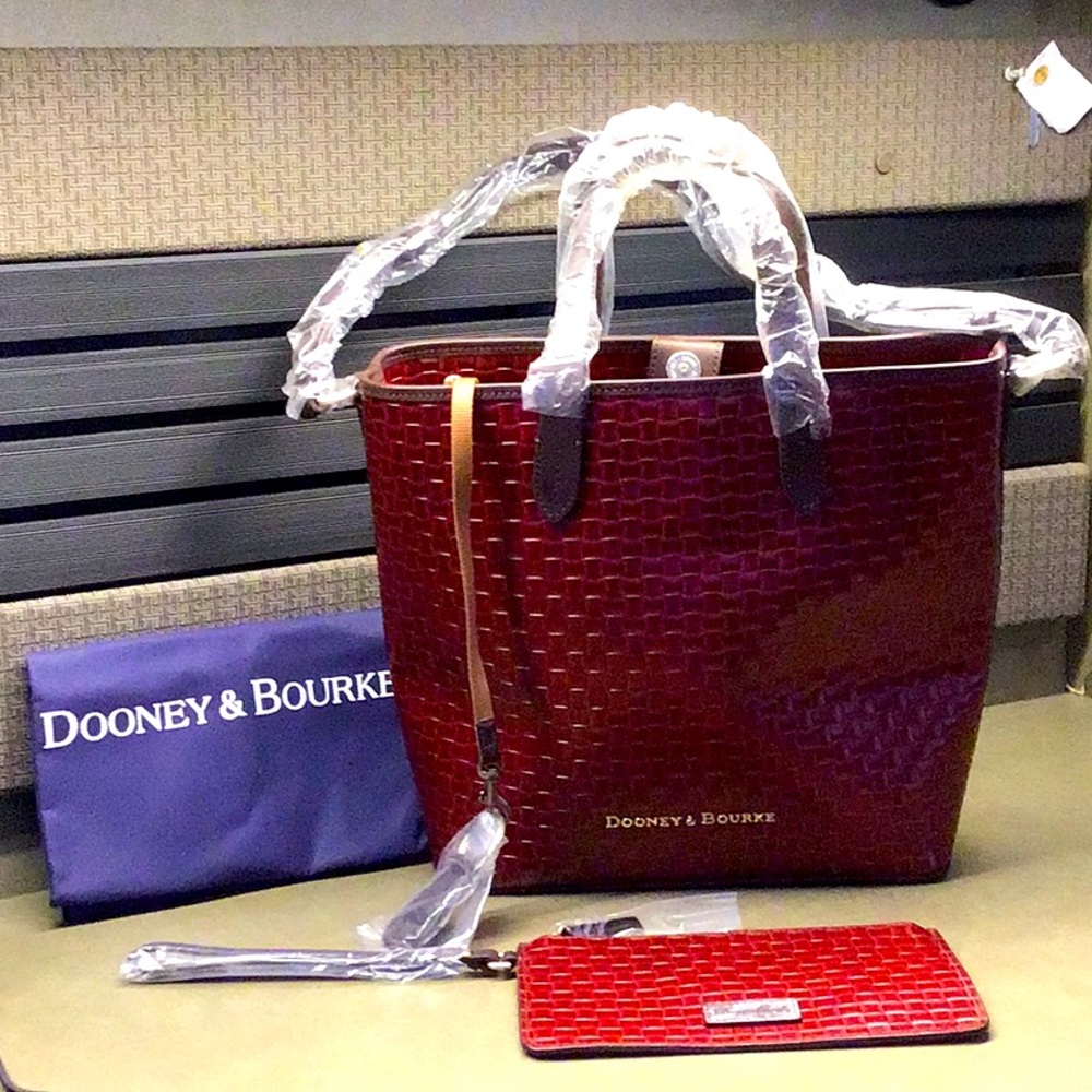 Dooney & Bourke Large Barlow Satchel/Crossbody In Lizard Embossed Bordeaux